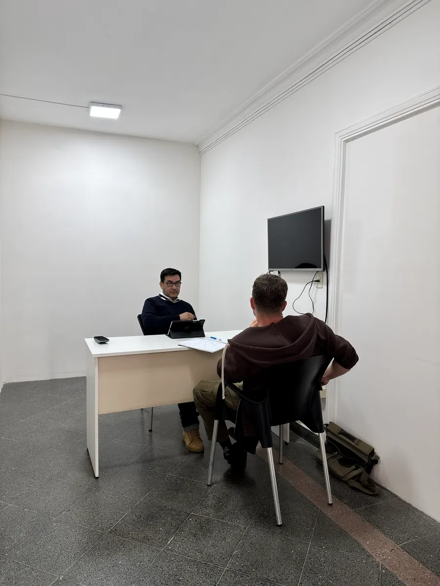 Revisión de documentos en una reunión uno a uno